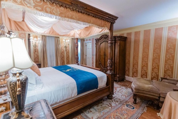 1840s Carrollton Inn image 24